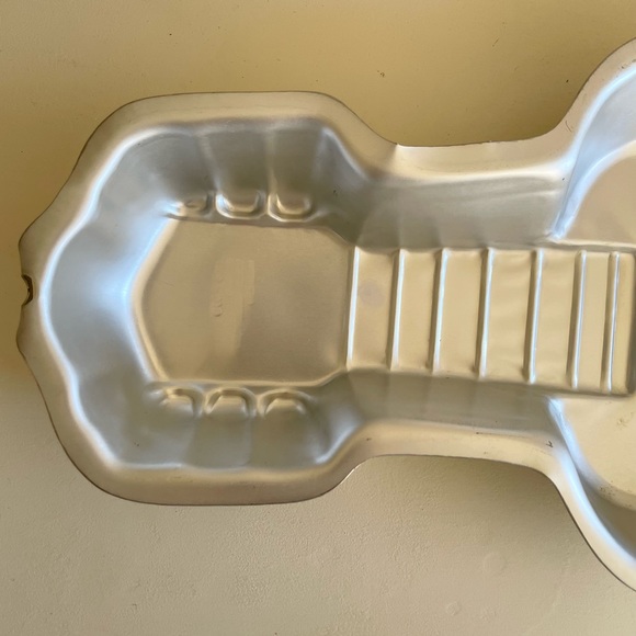 Wilton Guitar Cake Pan - 2000 - Like New 🎸 - Picture 3 of 9